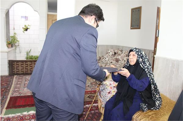 دیدار دکتر فخری رئیس دانشکده داروسازی با خانواده شهید اردشیر هندمینی به مناسبت روز بزرگداشت شهدا