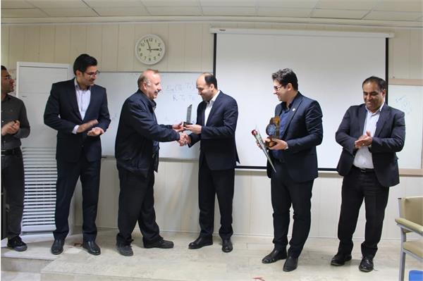 به مناسبت گرامیداشت مقام استاد، از دکتر محمدی رییس دانشگاه تجلیل شد