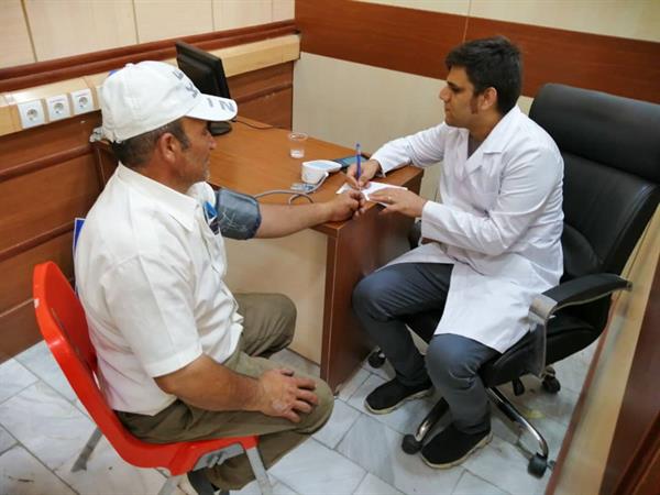 شرکت دانشجویان داروسازی در کمپین اندازه گیری فشارخون در داروخانه آموزشی خدماتی حضرت ولیعصر (عج)  تا ۱۵ تیرماه