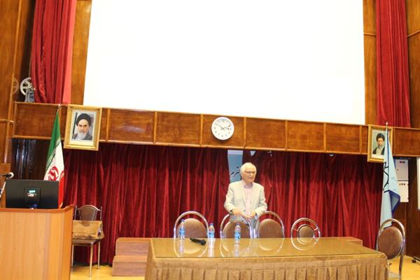 دومین سخنرانی پروفسور حجت اله ولی در آمفی تئاتر دانشکده داروسازی برگزار شد