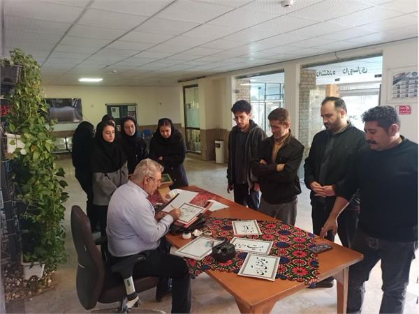 برگزاری ایستگاه خطاطی به مناسبت هفته قرآن و عترت در دانشکده داروسازی