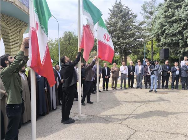 آیین برافراشتن پرچم جمهوری اسلامی ایران در دانشکده داروسازی برگزار شد.