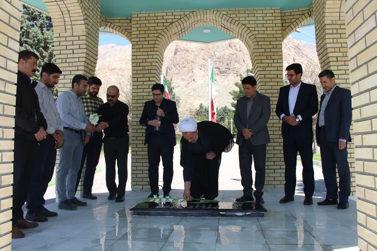 آیین عطر افشانی و گلباران مزار شهید گمنام