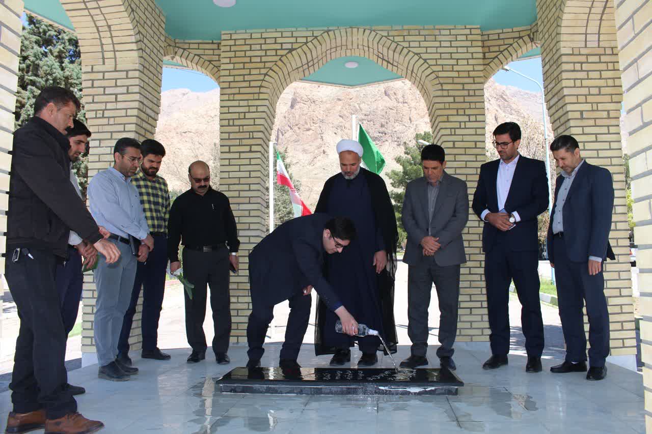 آیین عطر افشانی و گلباران مزار شهید گمنام