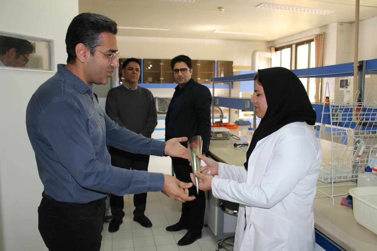 تجلیل از کارشناسان آزمایشگاه