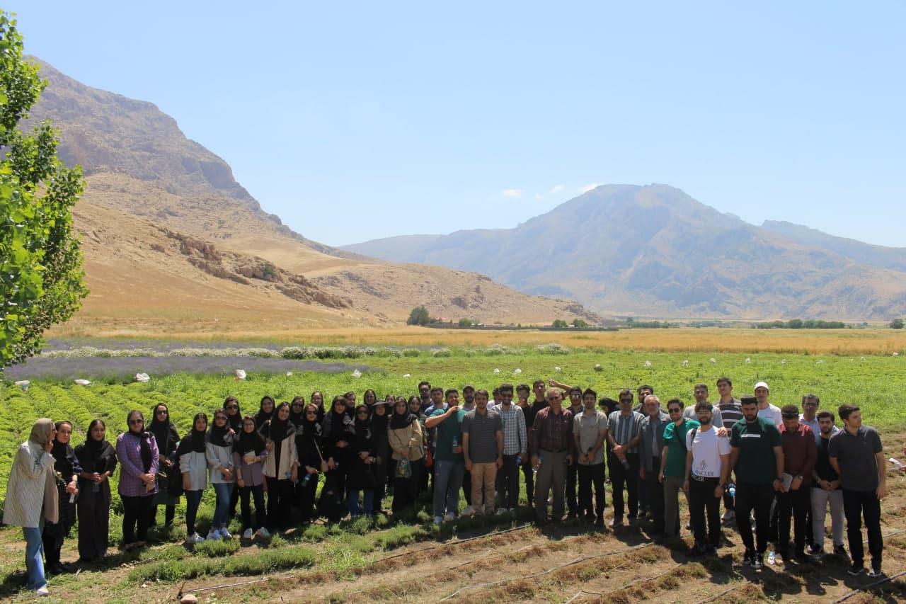 بازدید دانشجویان از مزرعه گیاهان دارویی